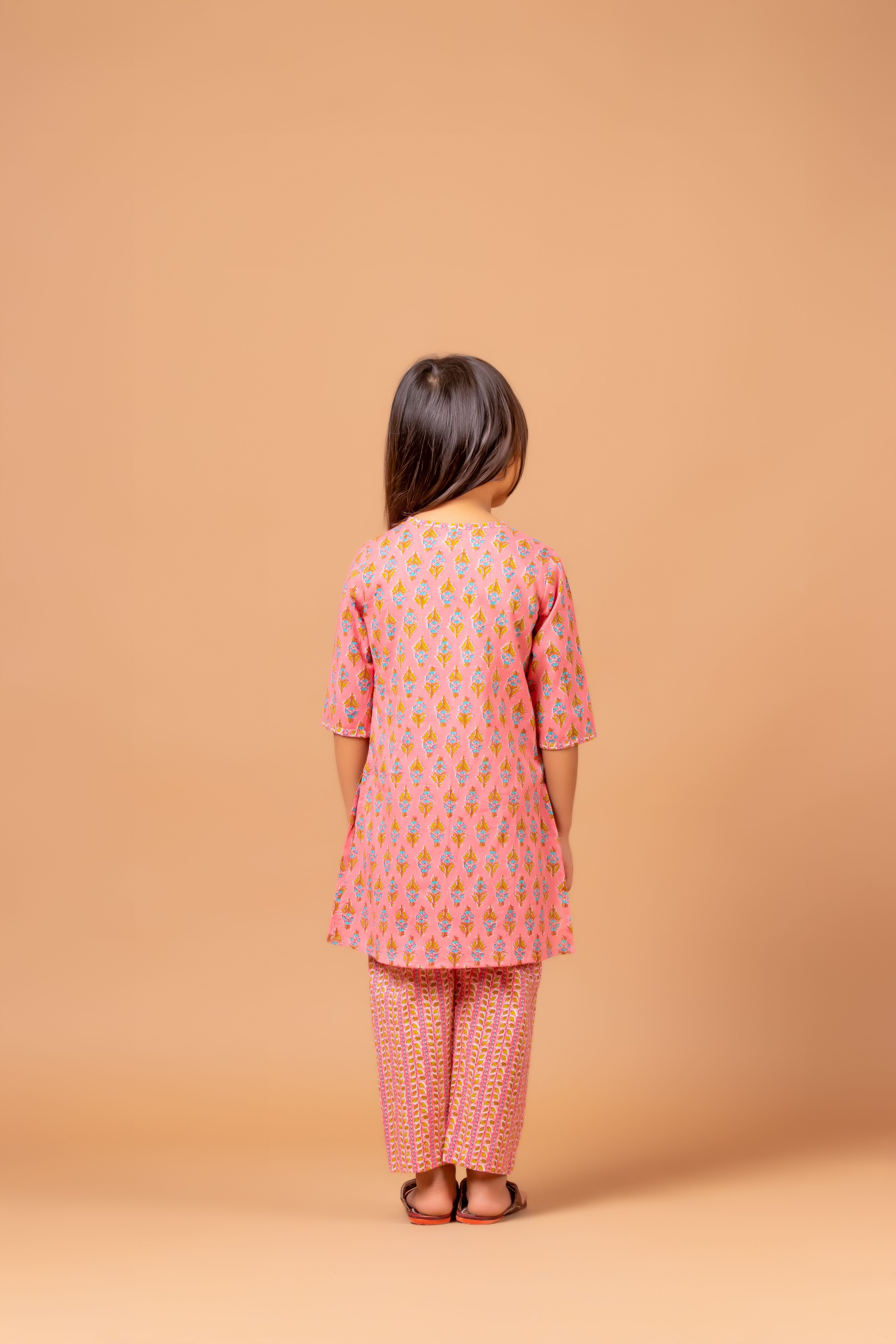 Girls Printed Kurta Set Buti Pink